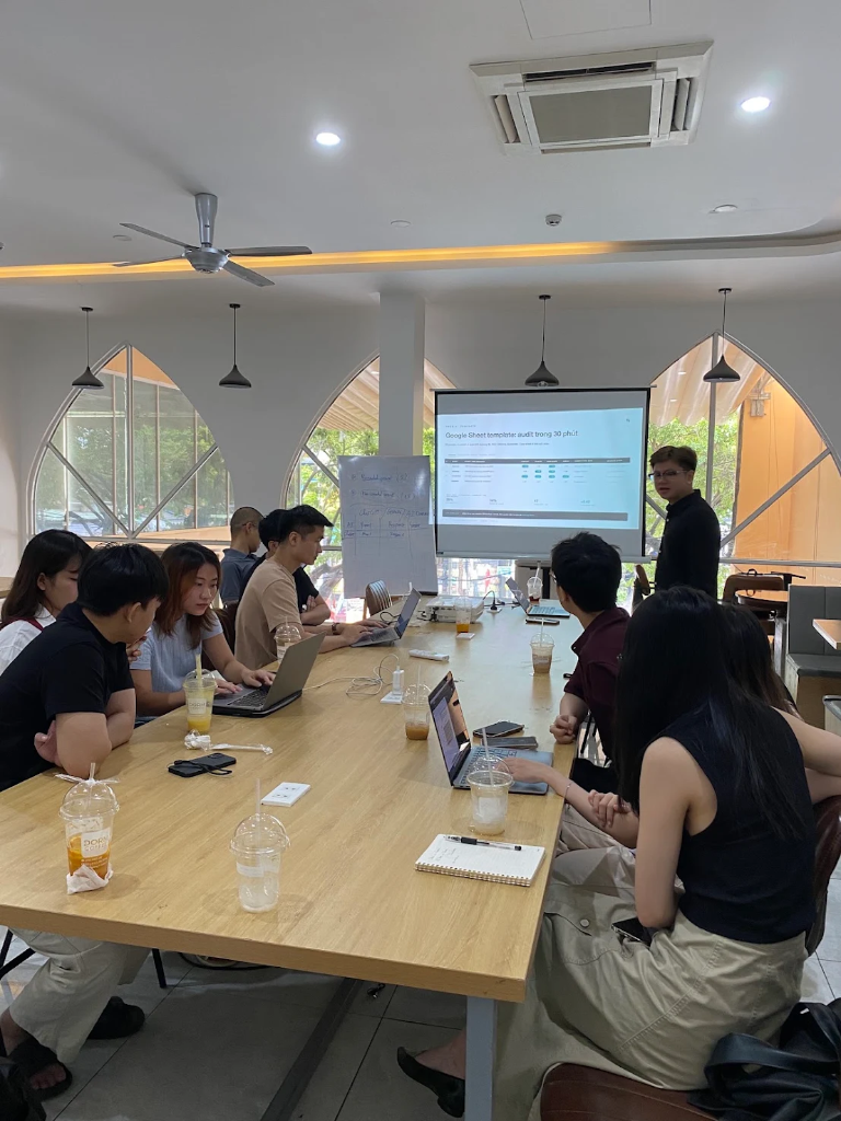 Workshop GEO/AEO · Học viên audit Google Sheet template trong 30 phút